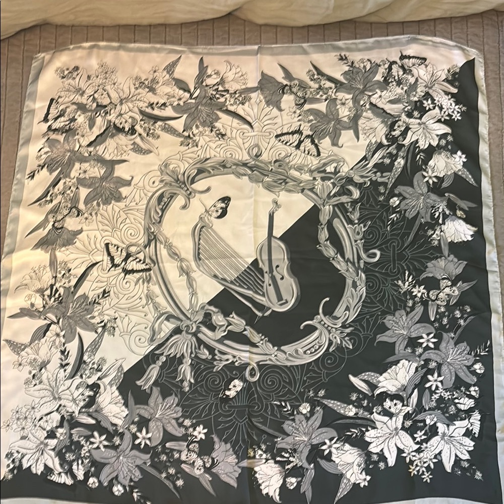 Riiqiichy Black & White Floral Silk/Satin Headscarf